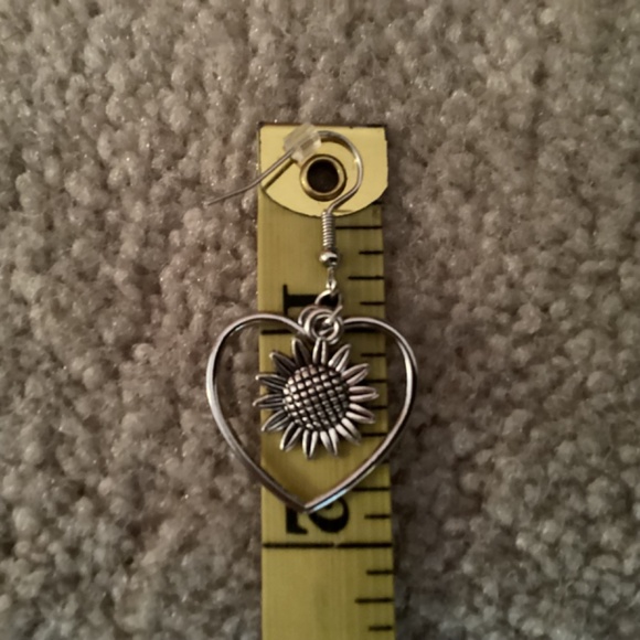 LAST PAIR Retro Boho Hollow Heart with Sunflower Earrings - Picture 3 of 3